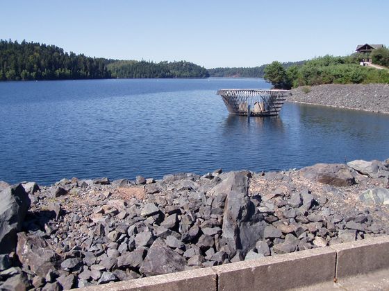Lac de Pierre-Percée beim Staudamm mit Ablauf Bild