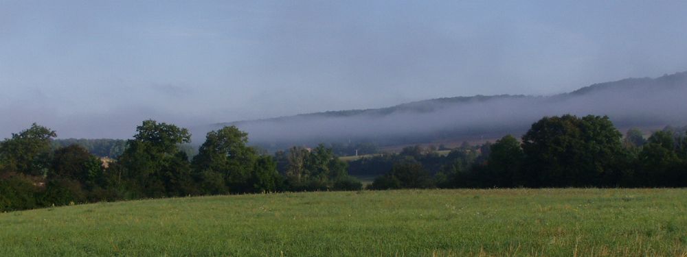 Auflösende Nebelschwaden im Aujontal - Anklicken für ein vergrößertes Panorama Bild