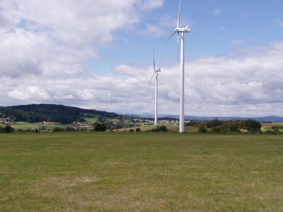Windkraftanlagen auf dem Plateau d’Ally Bild