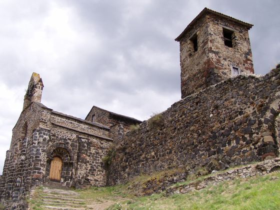 Kapelle und Dojon des Château de St-Ilpize Bild