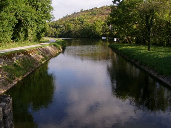 Beginn des getrennt geführten Kanals, hinten quer die Yonne Bild