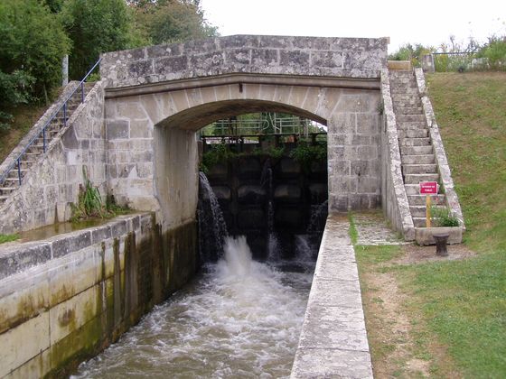 Brücke und Schleuse bei Tannay Bild
