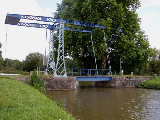 Hebebrücke über den Canal du Nivernais in Dirol Bild